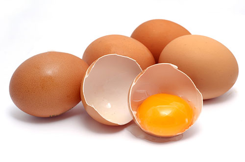 TRứng gà là loại thực phẩm mẹ nên bổ sung vào bữa ăn dặm của trẻ