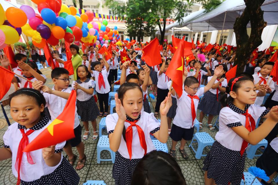 Các học sinh trường Tiểu học An Thượng B (Huyện Hoài Đức - Hà Nội) chuẩn bị lễ khai giảng