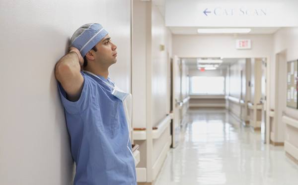 Người nhà bệnh nhân đòi bác sĩ bồi thường vì cắt quần bệnh nhân