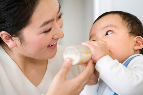 Nguyên nhân gây ngộ độc khi pha sữa cho trẻ là gì?