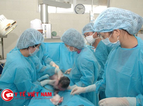 Bác sĩ sản khoa nói gì về hiện tượng gãy xương đòn tự nhiên ở trẻ sơ sinh?