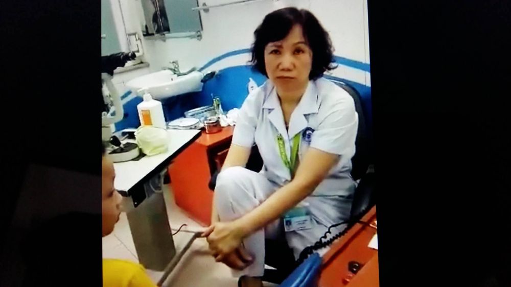 Nữ Bác sĩ lớn tuổi đặt chân lên ghế bị xem xét hình thức xử lý