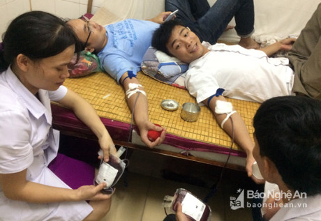 Cảm động: 3 Bác sĩ BVĐK Thanh Chương, Nghệ An hiến máu cứu sống sản phụ