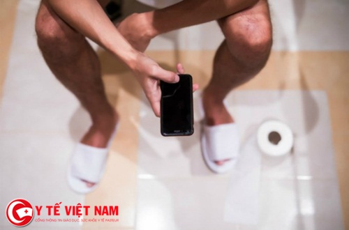 Dùng điện thoại trong toilet: Nội tạng người đàn ông rơi ra ngoài