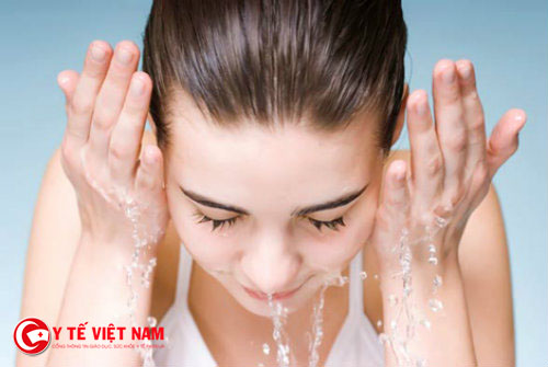 Dùng nước  quá nóng để rửa mặt sẽ khiến làn da khô ráp
