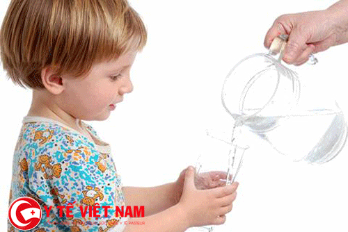 Cho trẻ uống nhiều nước để phòng chống ho