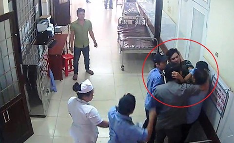 Hình ảnh anh T. lao vào chửi bới, đánh bảo vệ bệnh viện được Camera an ninh ghi lại. (Ảnh cắt từ clip)