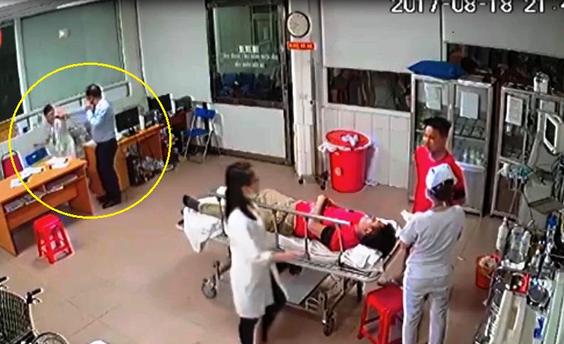 Hình ảnh BS Minh bị người nhà bệnh nhân hành hung (Ảnh cắt từ Camera an ninh BV).