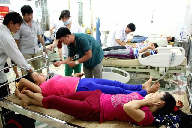 Các nạn nhân nhanh chóng được đưa đến Trung tâm Y tế huyện Quế Phong để điều trị.