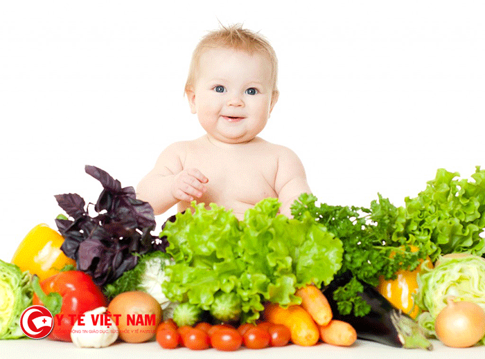 Cho trẻ ăn nhiều rau, củ, quả bổ sung chất xơ