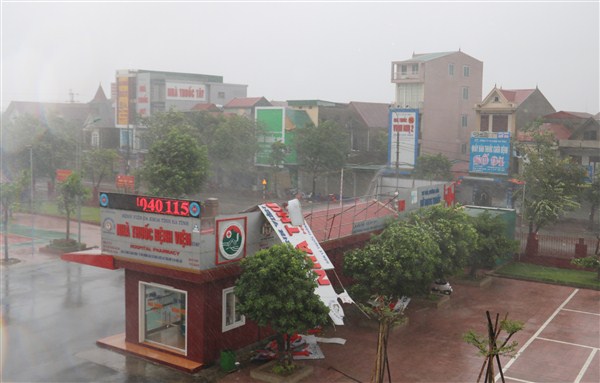 Theo cập nhật của trang tin tức y tế mới nhất thì khi cơn bão số 10 đổ bộ vào các tỉnh miền Trung khiến 9 người chết và 112 người bị thương. Tin y tế cũng đã cập nhật báo cáo của các địa phương về thiệt hại.