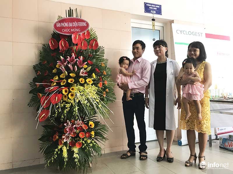 Bác sĩ Nguyễn Thị Nhã chia sẻ niềm vui với gia đình anh Trần Quốc Hảo và chị Vũ Thị Hồng Nhung khi có được 2 cô con gái song sinh kháu khỉnh, đáng yêu.