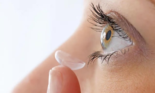 Giải phẫu phát hiện có 27 kính áp tròng trong mắt