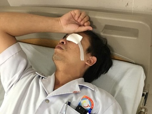 Bác sĩ Trần Văn Sơn đang nằm cấp cứu tại bệnh viện. Ảnh báo SKĐS