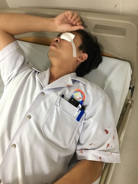 Bác sĩ Trần Thanh Sơn bị người nhà bệnh nhân hành hung đến ngất xỉu.