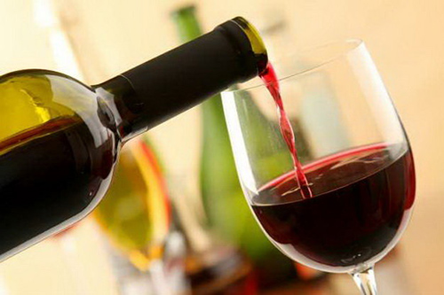Rượu vang được biết đến với khả năng chăm sóc da căng mịn