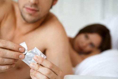 Sử dụng bao cao su khi quan hệ tình dục có thể giúp bạn hạn chế lây nhiễm bệnh lậu
