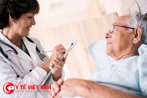 Người thân nên thường xuyên đưa người bệnh tới bác sĩ để kiểm tra sức khỏe