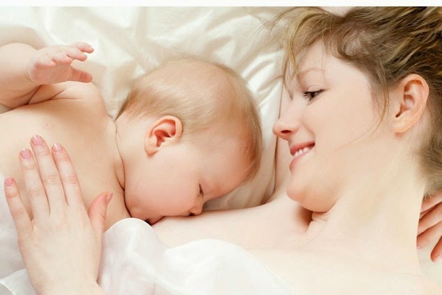 Cho trẻ bú mẹ đúng cách đề phòng nôn trớ