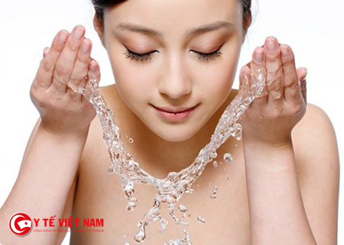Tăng cường độ ẩm giúp bảo vệ da khỏi mụn