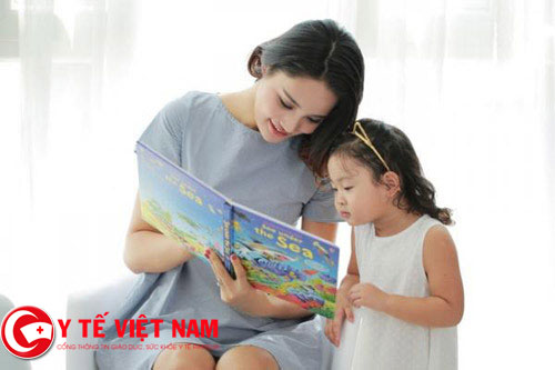 Mẹ việt dành thời gian đọc sách cùng con