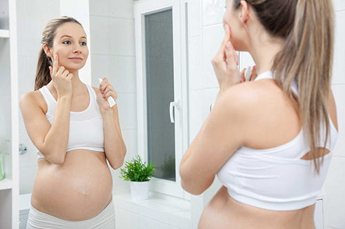 Dùng mỹ phẩm khi mang thai chị em nên tránh retinoid