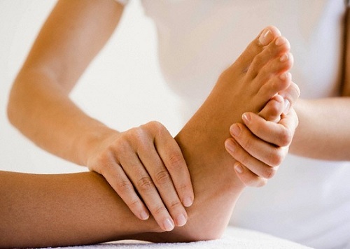 Xoa bóp huyệt lòng bàn chân giúp giảm thiểu các cơn đau ở cột sống
