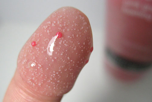 Sử dụng sản phẩm chăm sóc da dạng hạt có thể gây bào mòn da