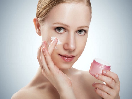 Sử dụng sản phẩm dưỡng da mặt không rõ nguồn gốc khiến da xấu đi