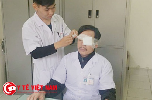 Bác sĩ bị đánh gẫy mũi khi đang cấp cứu cho bệnh nhân bị tai nạn giao thông