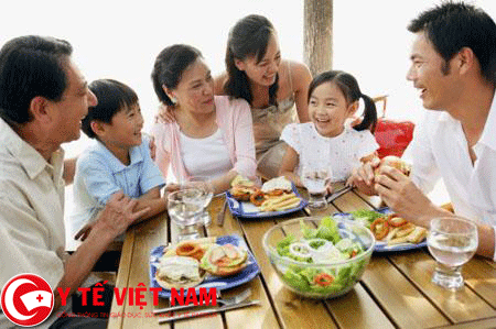 Cho trẻ ăn cùng gia đình giúp trẻ ăn ngon hơn