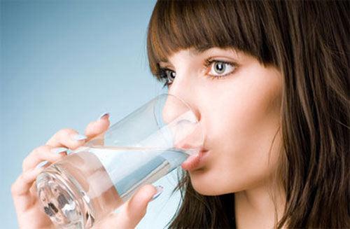 Bổ sung đủ nước cho cơ thể cũng chính là một biện pháp giúp bạn cải thiện tình trạng hoa mắt chóng mặt