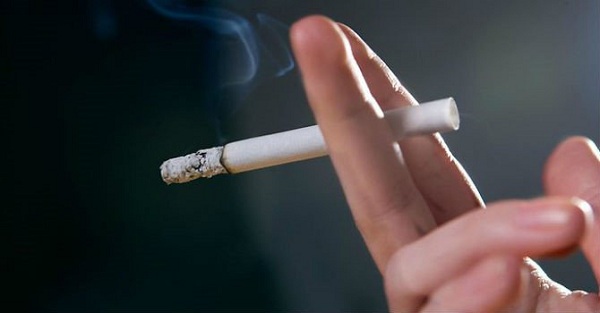Hút thuốc lá làm tăng nguy cơ lây nhiễm COVID-19