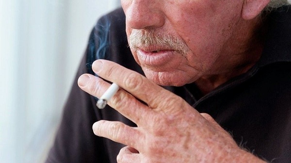 Đàn ông hút thuốc có nguy cơ tử vong cao vì COVID-19
