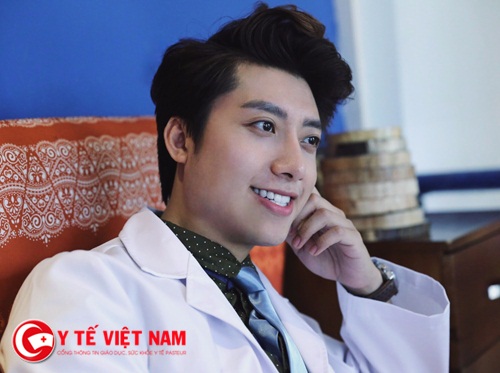 Bác sĩ sản khoa Trần Vũ Quang trẻ trung