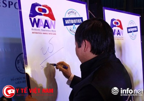 Thứ trưởng Nguyễn Viết Tiến ký tên lên bảng sử dụng kháng sinh có trách nhiệm