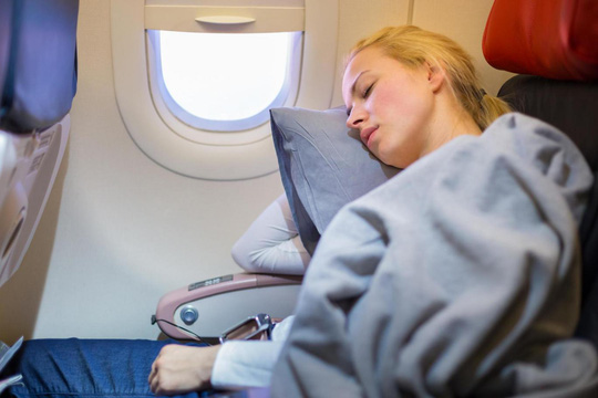 Hãy đặt báo thức nếu bạn có ý định tranh thủ giờ bay cho một giấc ngủ ngắn - Ảnh: INDEPENDENT