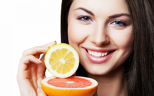 Công dụng của vitamin C giúp trẻ hóa làn da phụ nữ