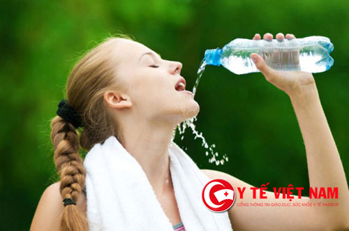 Bạn có thể xịt rửa mũi 1 lần/1 ngày bằng nước muối sinh lý để hạn chế khô mũi.