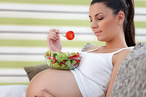 Mẹ bầu nên ăn đa dạng nhiều loại thực phẩm để bảo vệ sức khỏe và làn da của mình
