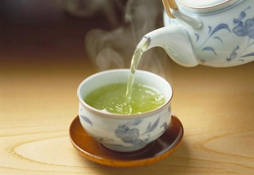 Điều trị sốt rét tại nhà bằng nước trà