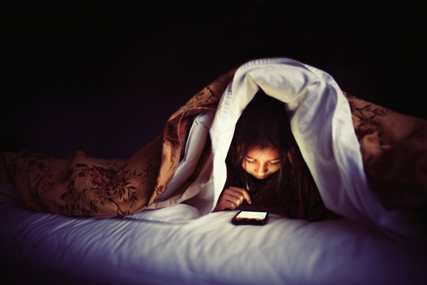 Không nên dùng điện thoại, máy tính trước khi đi ngủ