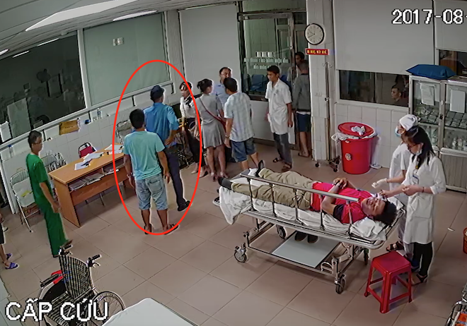 Vì sao bảo vệ bệnh viện chỉ đứng nhìn nữ bác sĩ bị đánh?