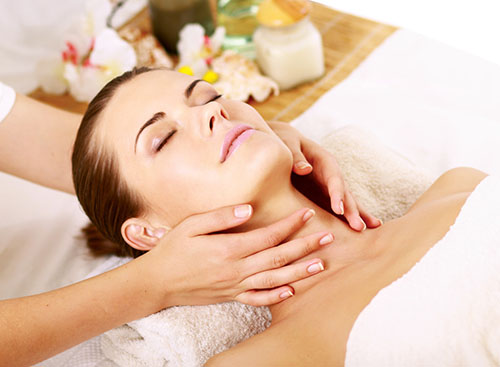 Massage mặt bằng tinh dầu sẽ giúp căng da mặt
