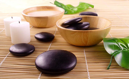 Dùng đá nóng massage trị liệu khá phổ biến tại ác spa hiện nay