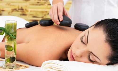Massage trị liệu bằng đá nóng vừa có mặt lợi vừa có mặt hại