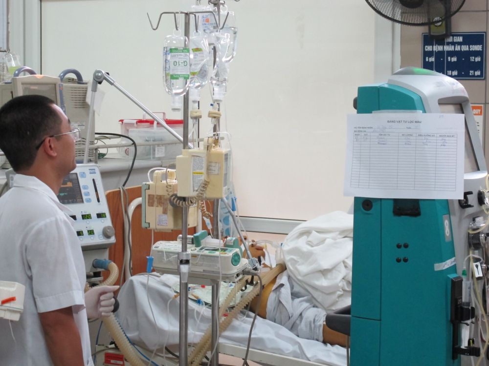 Nam thanh niên 22 tuổi ở Sơn La bị ngộ độc thuốc hạ sốt đang nằm điều trị tại Trung tâm chống độc- Bệnh viện Bạch Mai