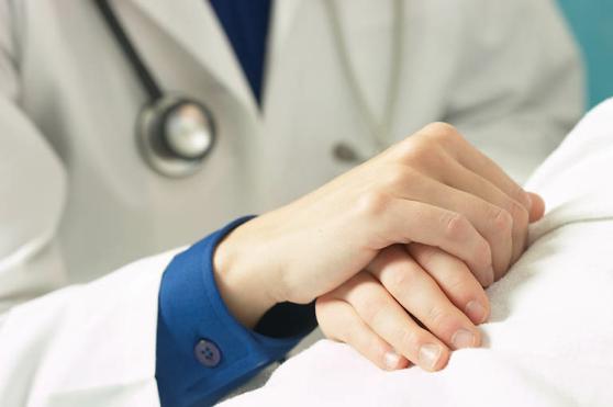 Vì sao bác sĩ có quyền nhận “bồi dưỡng” từ người nhà bệnh nhân hợp pháp?