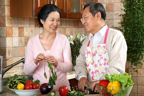 Người cao tuổi nên tăng cường rau xanh và hoa quả tươi vào mỗi bữa ăn