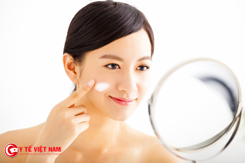 Sử dụng kem dưỡng ẩm để chăm sóc da mặt